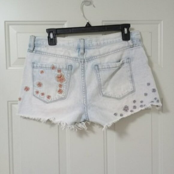 Chelsea and Violet Size 28 Distressed Floral Embroidered Denim Shorts Women Blue - Picture 8 of 12